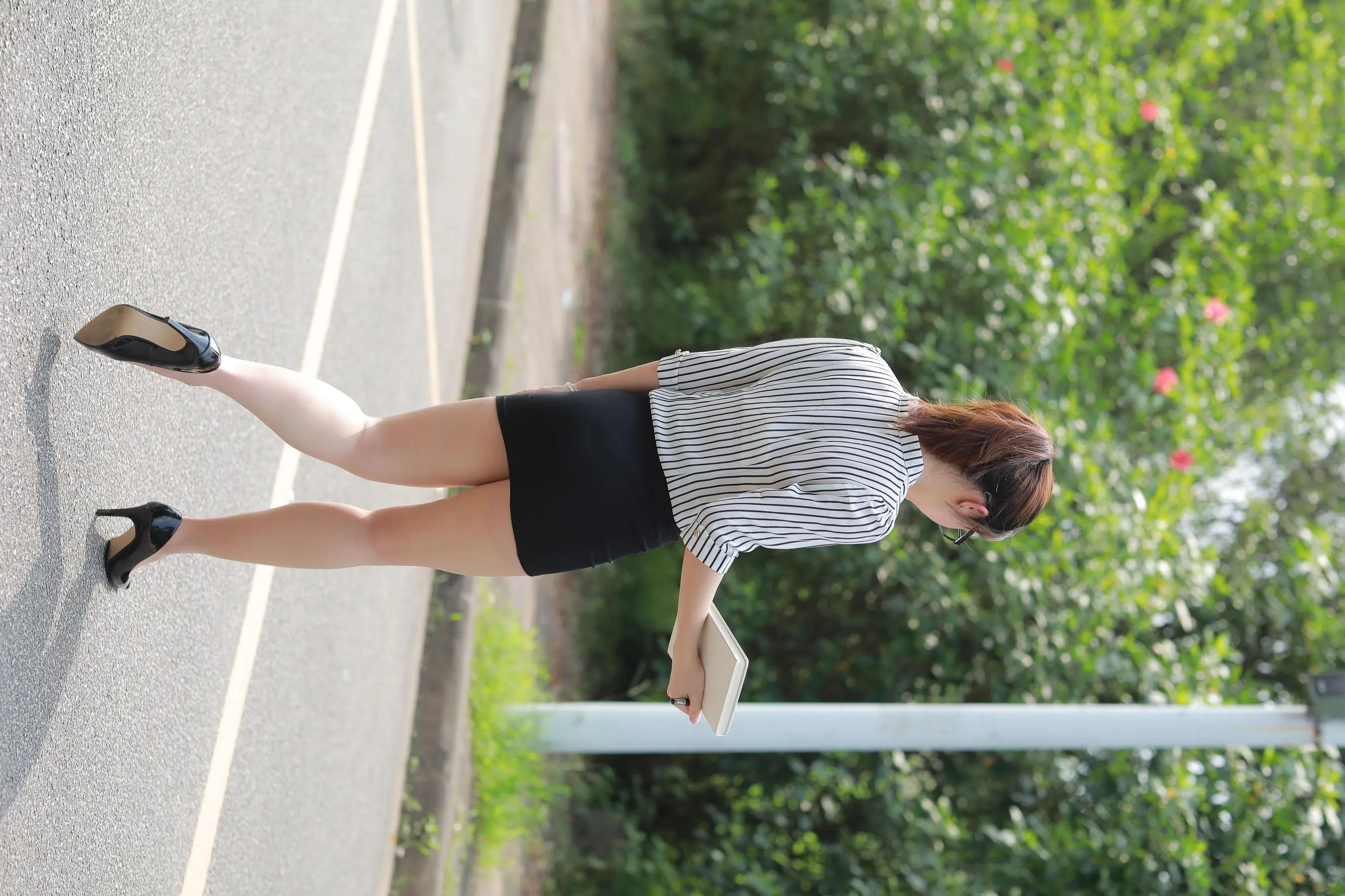 [魔镜街拍] NO.020 制服包臀裙小姐姐1 户外 [213P]插图